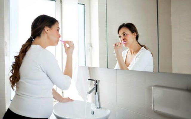 بوی بد دهان در بارداری: نشانه ها و بهترین روش های کنترل
