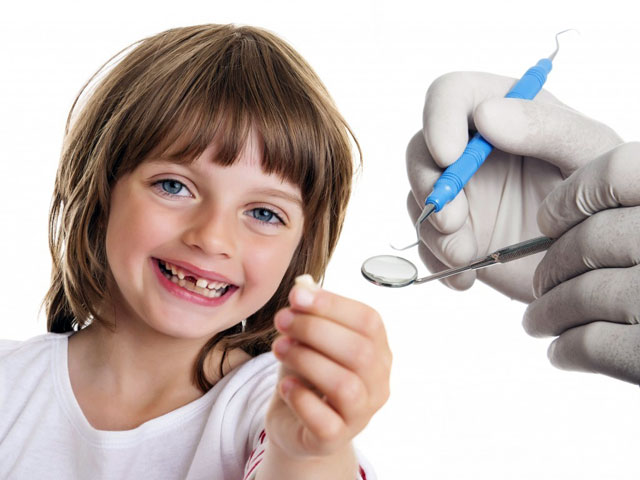 نحوه کشیدن دندان شیری کودکان