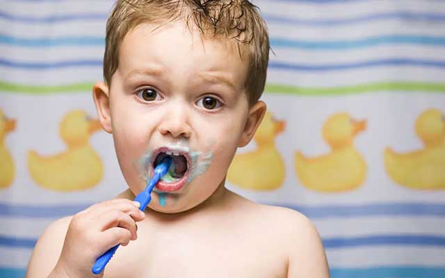 آموزش مسواکزدن به کودک برای پیشگیری از بوی بد دهان