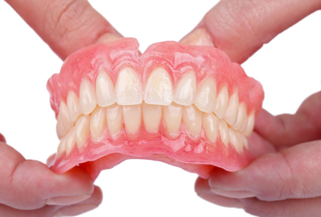 کاهش عوارض خوردن غذا بدون دندان