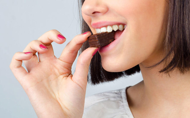 مشکلات مصرف شکلات برای دندان ها