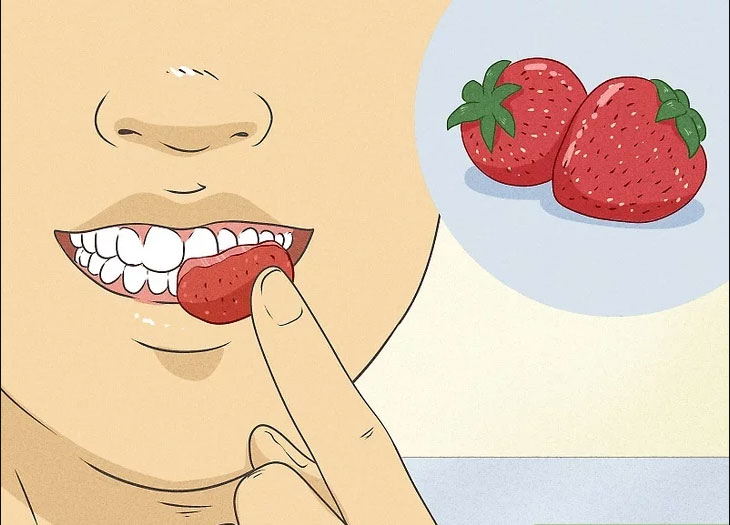 استفاده از گوجه فرنگی و توت فرنگی برای درمان پلاک دندان در خانه