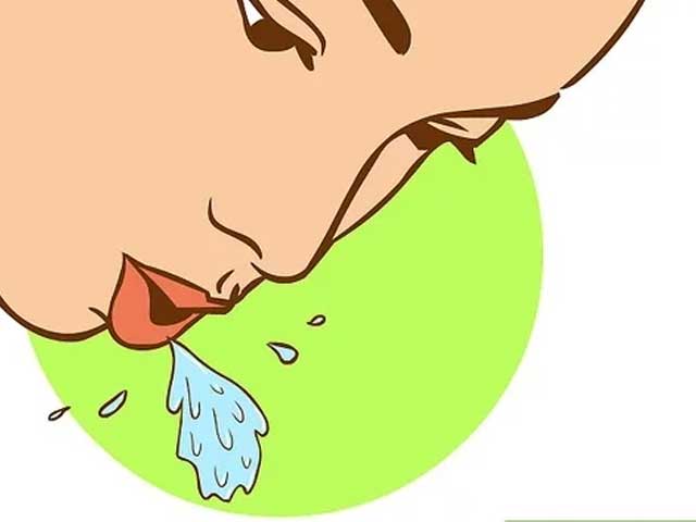 4. دهان خود را با آب نمک بشویید