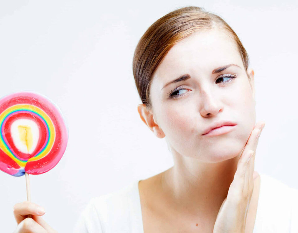 چرا با خوردن خوارکی های شیرین دندان درد میگیرم؟