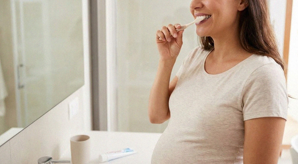 خانم باردار در حال استفاده از مسواک نرم برای مراقبت از لثه و پیشگیری از خونریزی
